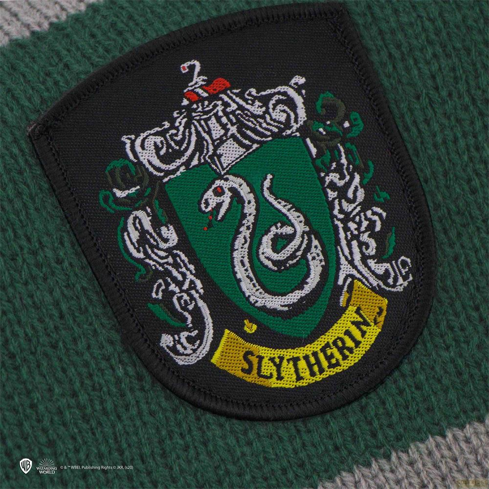 Uno stemma Serpeverde con un serpente su tessuto a righe verdi e grigie.