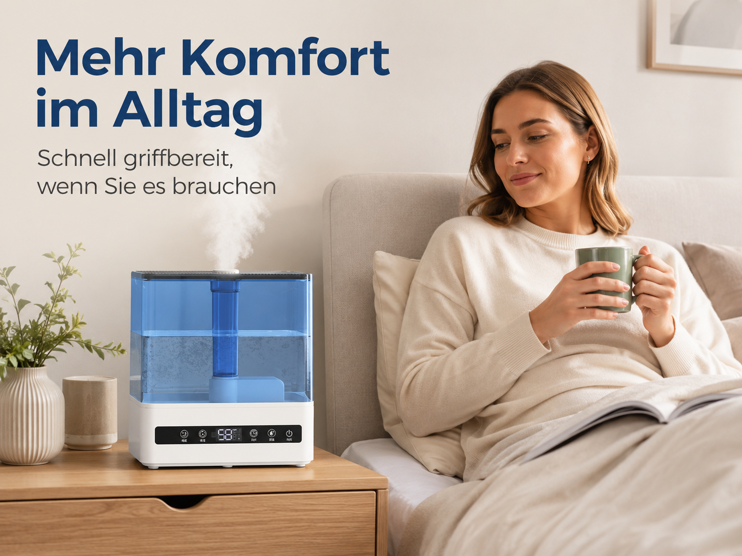 Luftbefeuchter mit blauem Tank gibt Dampf ab, Frau trinkt Kaffee im Bett.