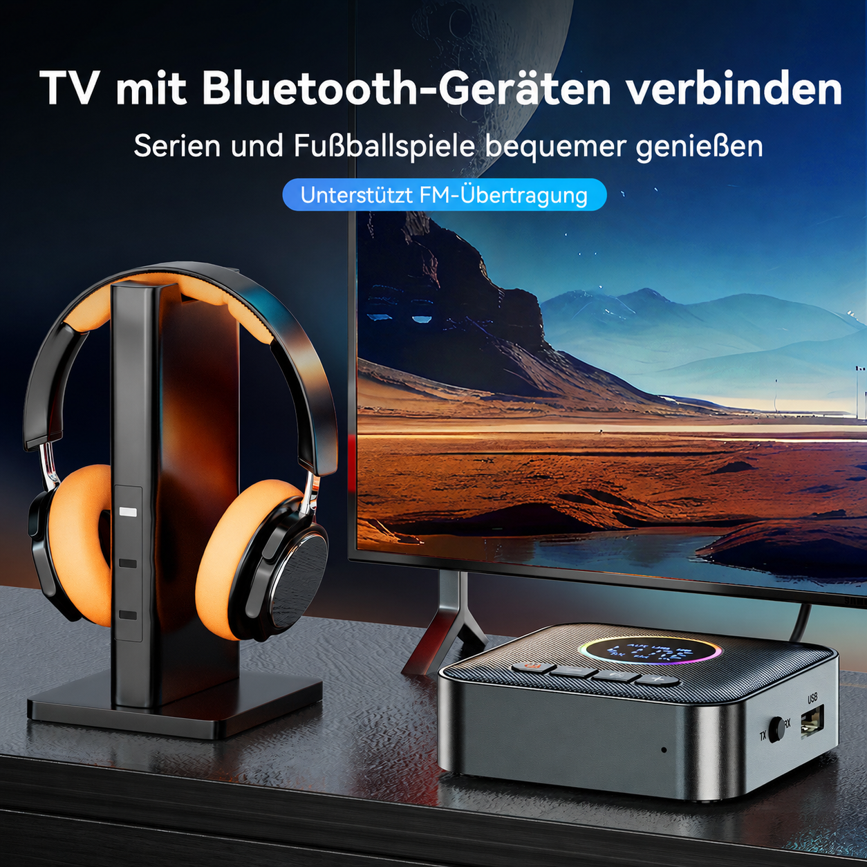 Kopfhörer auf Ständer, Fernseher und Bluetooth-Sender auf Schreibtisch. Fernseher zeigt Landschaft.
