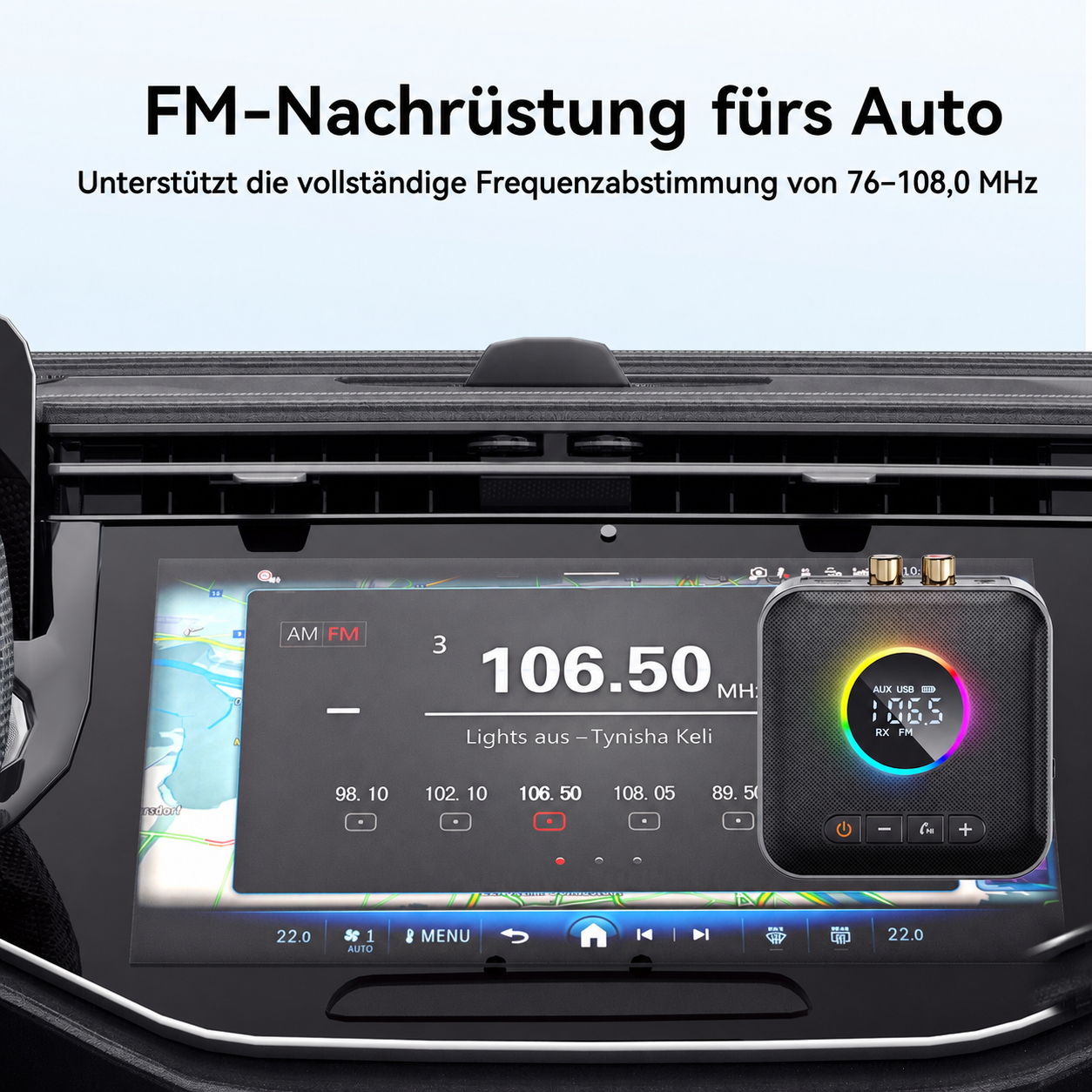 Ein Autoradio-Display zeigt Sender 106.50 MHz an. Ein kleines FM-Gerät ist rechts daneben.