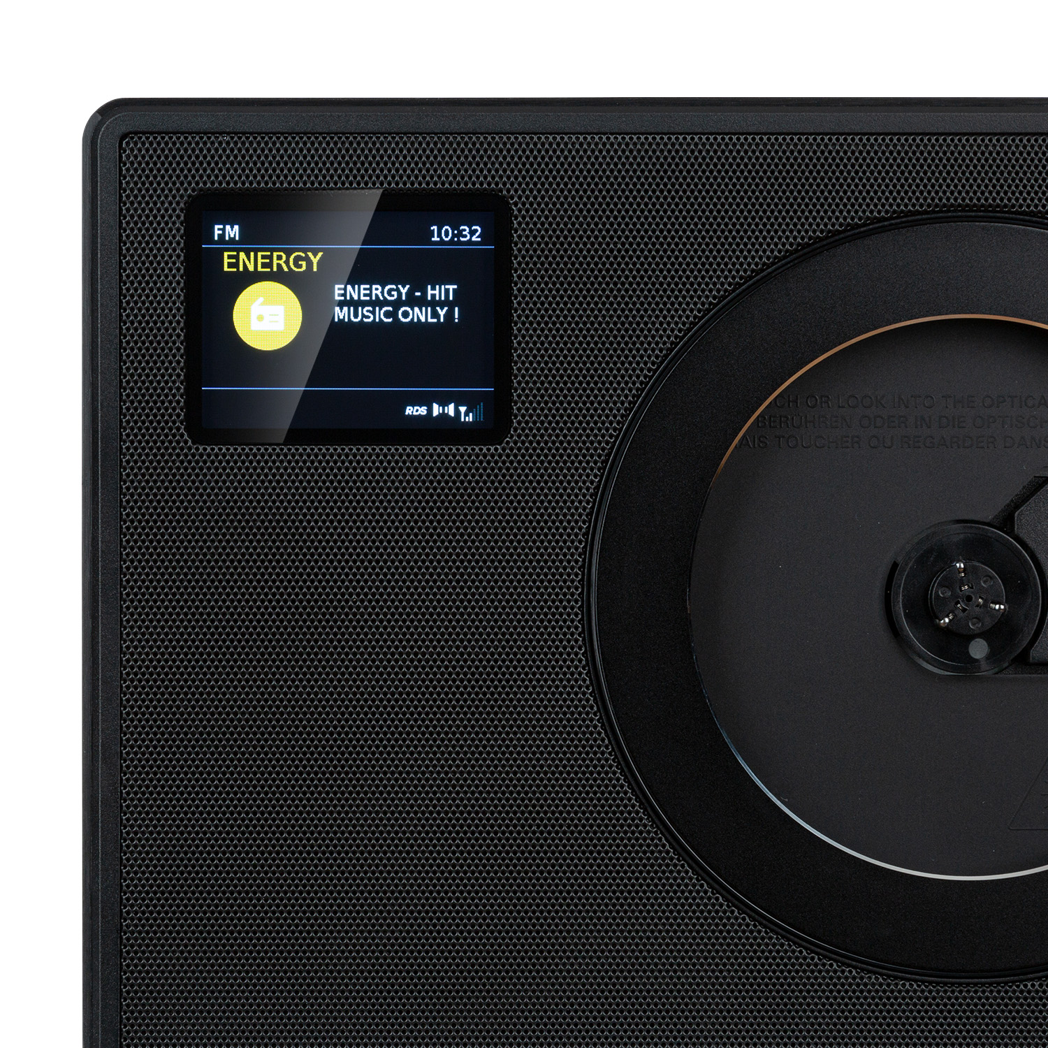 Display radio nero mostra FM ENERGY, ora 10:32, e info canzone.