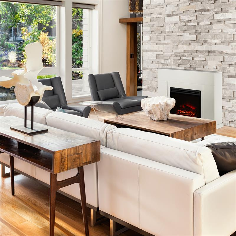 Modernes Wohnzimmer mit weißen Sofas, Kamin und großen Fenstern mit Gartenblick.