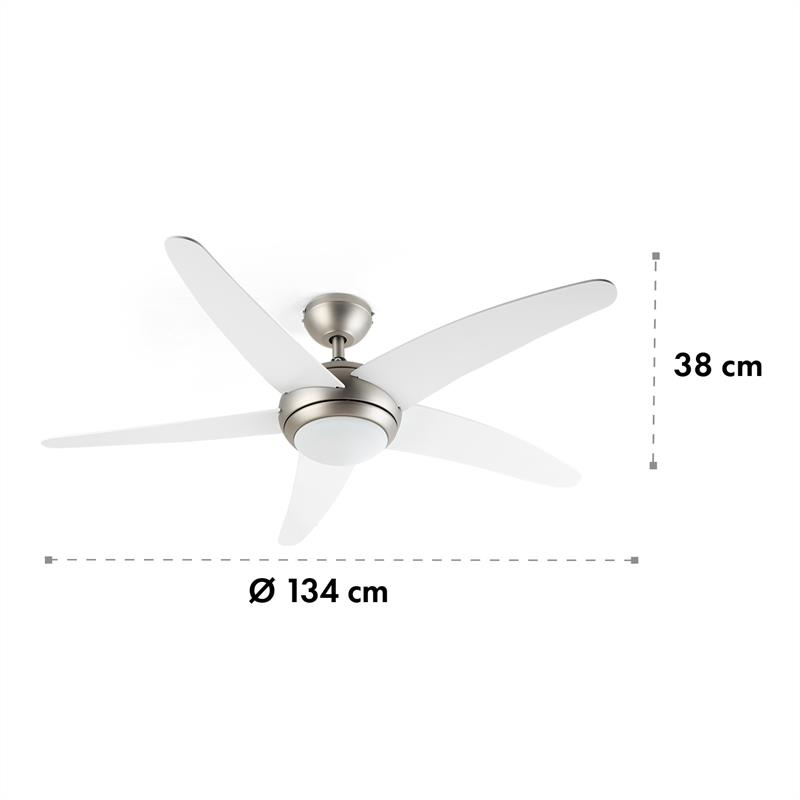 Ein moderner Deckenventilator mit fünf weißen Flügeln und einem gebürsteten Metallsockel, 134 cm Durchmesser und 38 cm hoch.