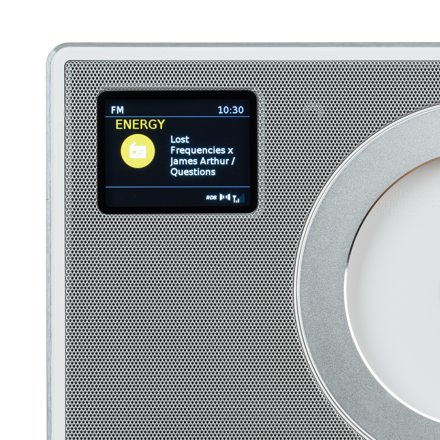 Radio argentata con display che mostra FM ENERGY, titolo canzone e ora 10:30.