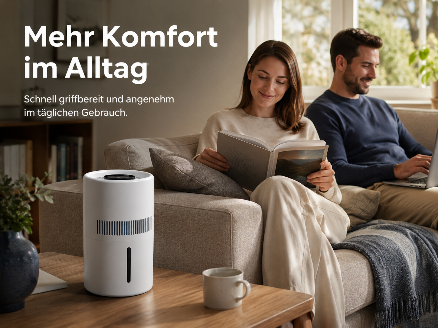 Ein Paar entspannt zu Hause, eine Frau liest, ein Mann am Laptop, Luftreiniger.