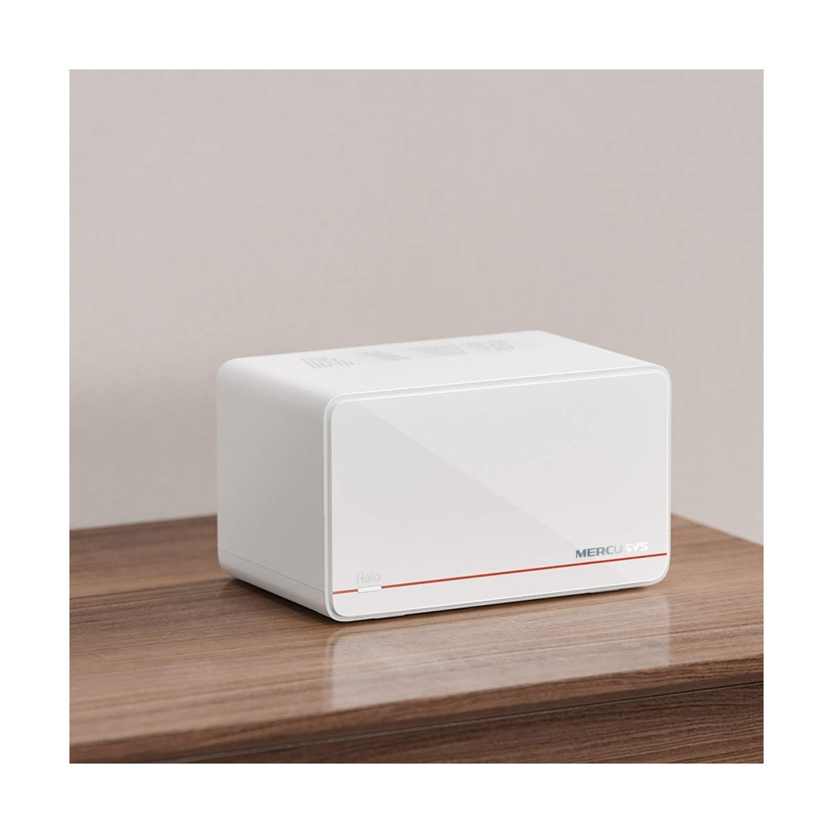 MERCUSYS logolu beyaz bir mesh router ahşap bir masanın üzerinde duruyor.