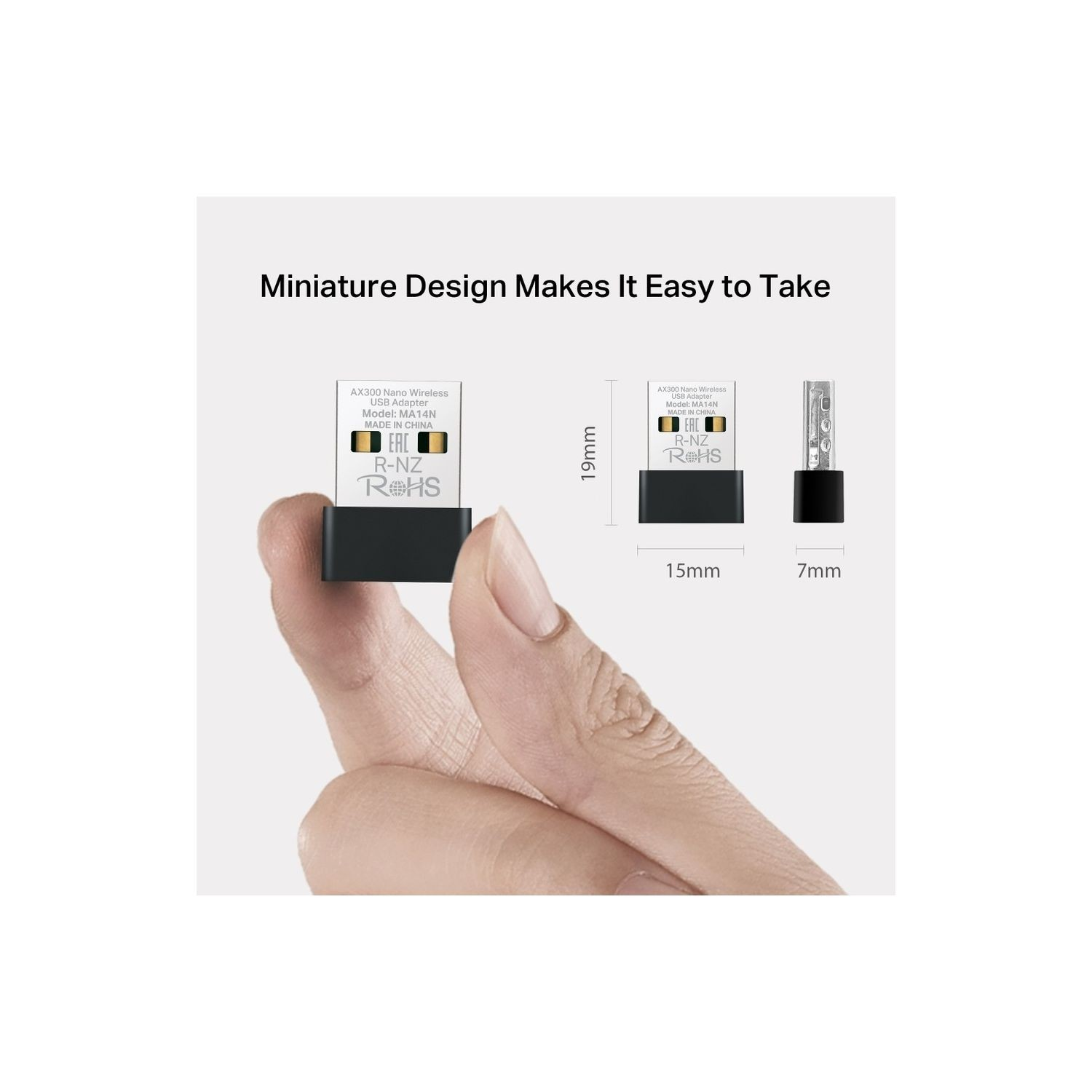 Bir parmak üzerinde etiketler bulunan küçük siyah bir USB adaptörü tutuyor.