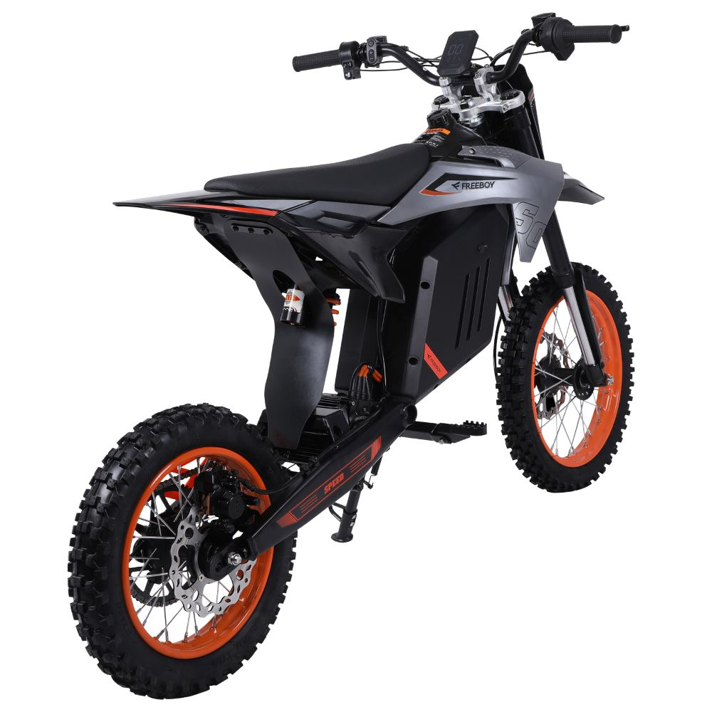 Una moto de cross eléctrica negra con llantas naranjas y radios plateados.