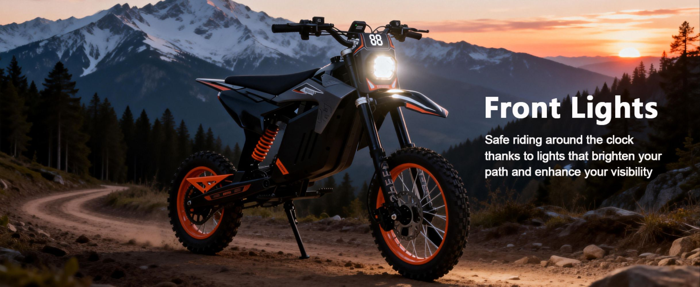 Una motocicleta negra con detalles naranjas está en un camino de tierra al atardecer.