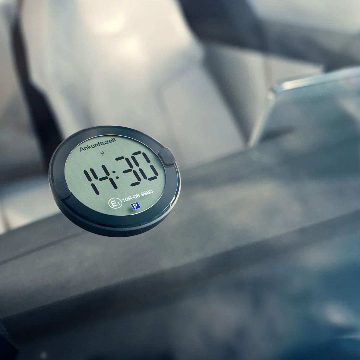 Ein digitaler Parktimer zeigt 14:30 mit 'Ankunftszeit' und 'P'-Symbol.