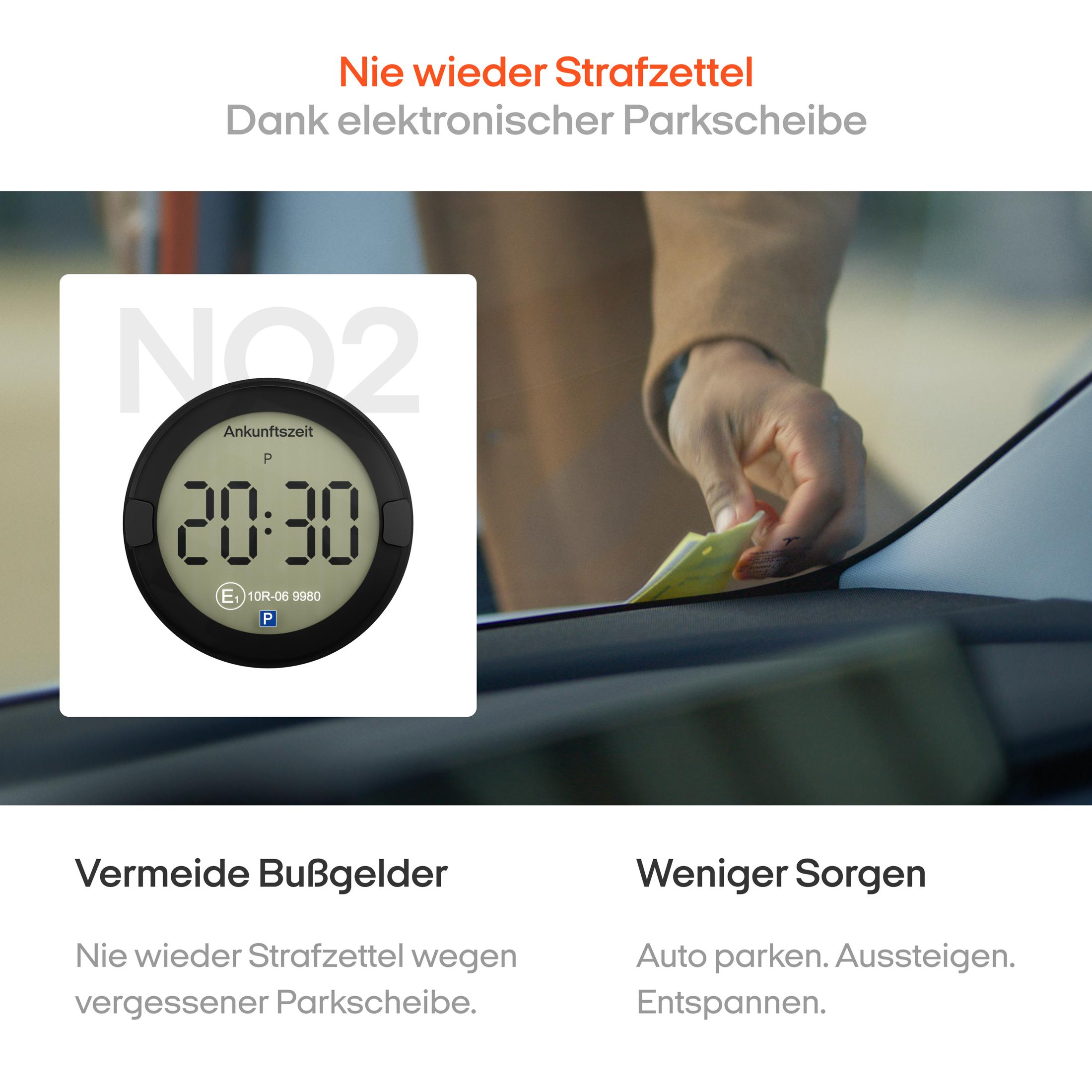 Eine digitale Parkscheibe zeigt 20:30 an, daneben wird ein Parkticket eingelegt.