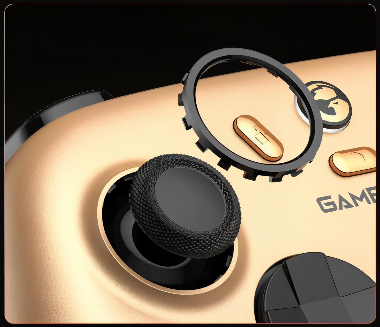 Superficie controller dorata con pulsanti neri e dorati. Viene mostrato un joystick.