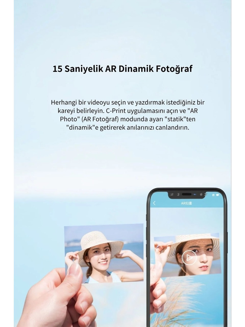 Una mano tiene una foto di una donna con cappello; uno smartphone mostra la foto con pulsante play.