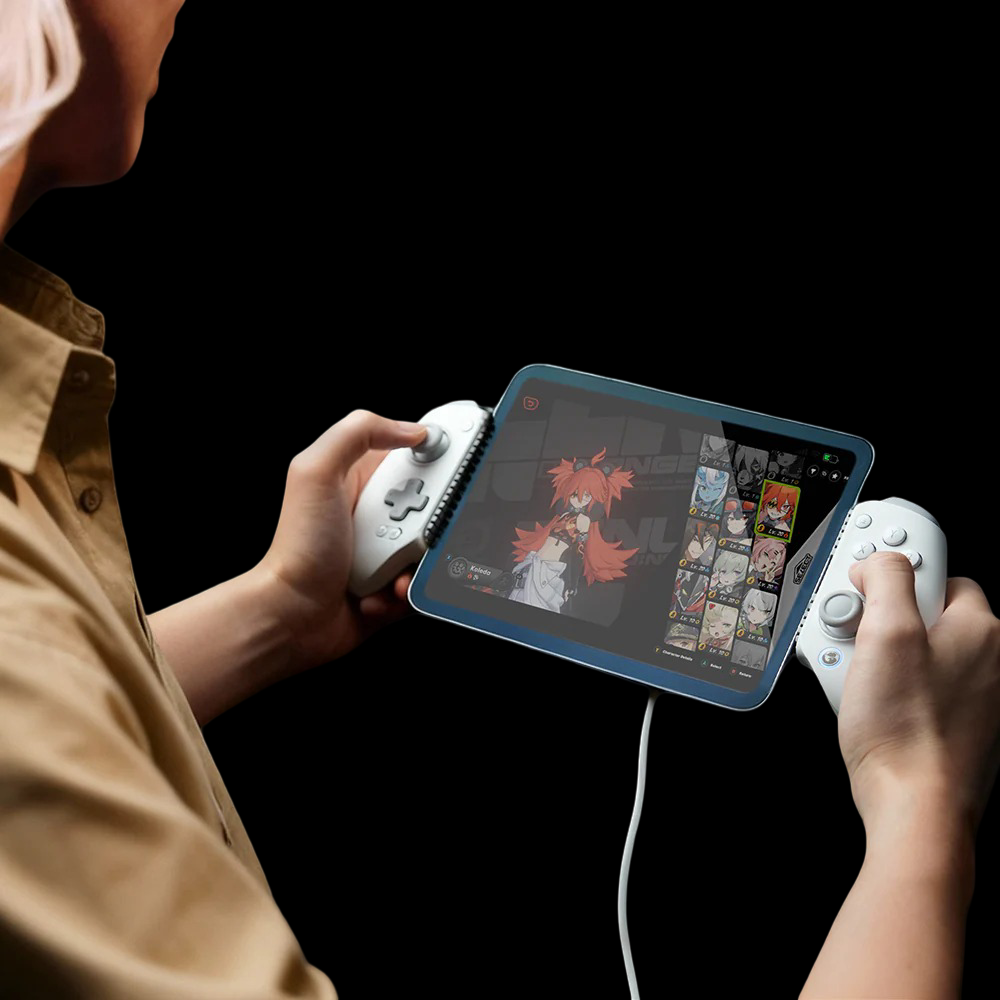 Persona che gioca a un videogioco su tablet con due controller.