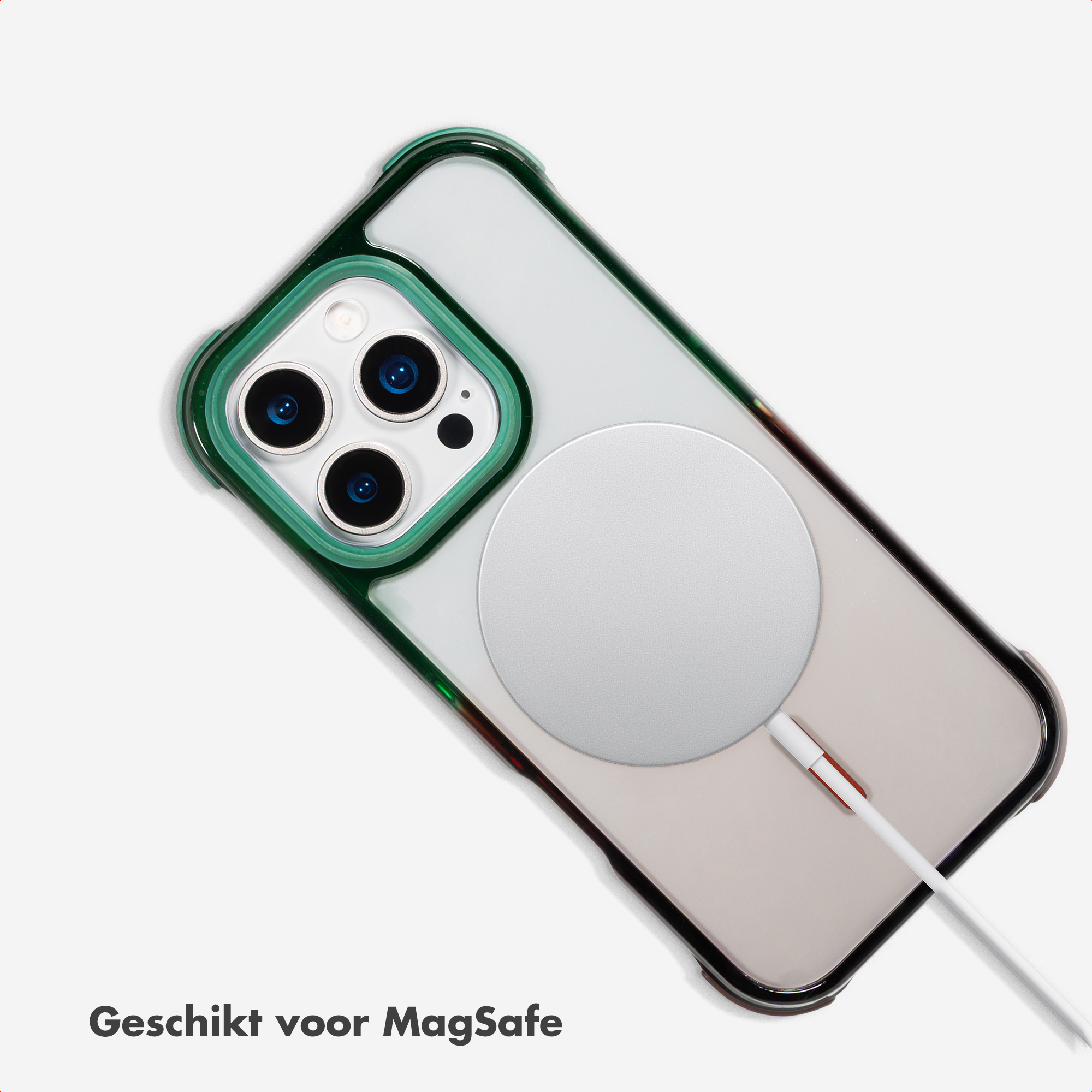 Ein iPhone mit MagSafe-Ladegerät und gr&uuml;nem Gehäuse.