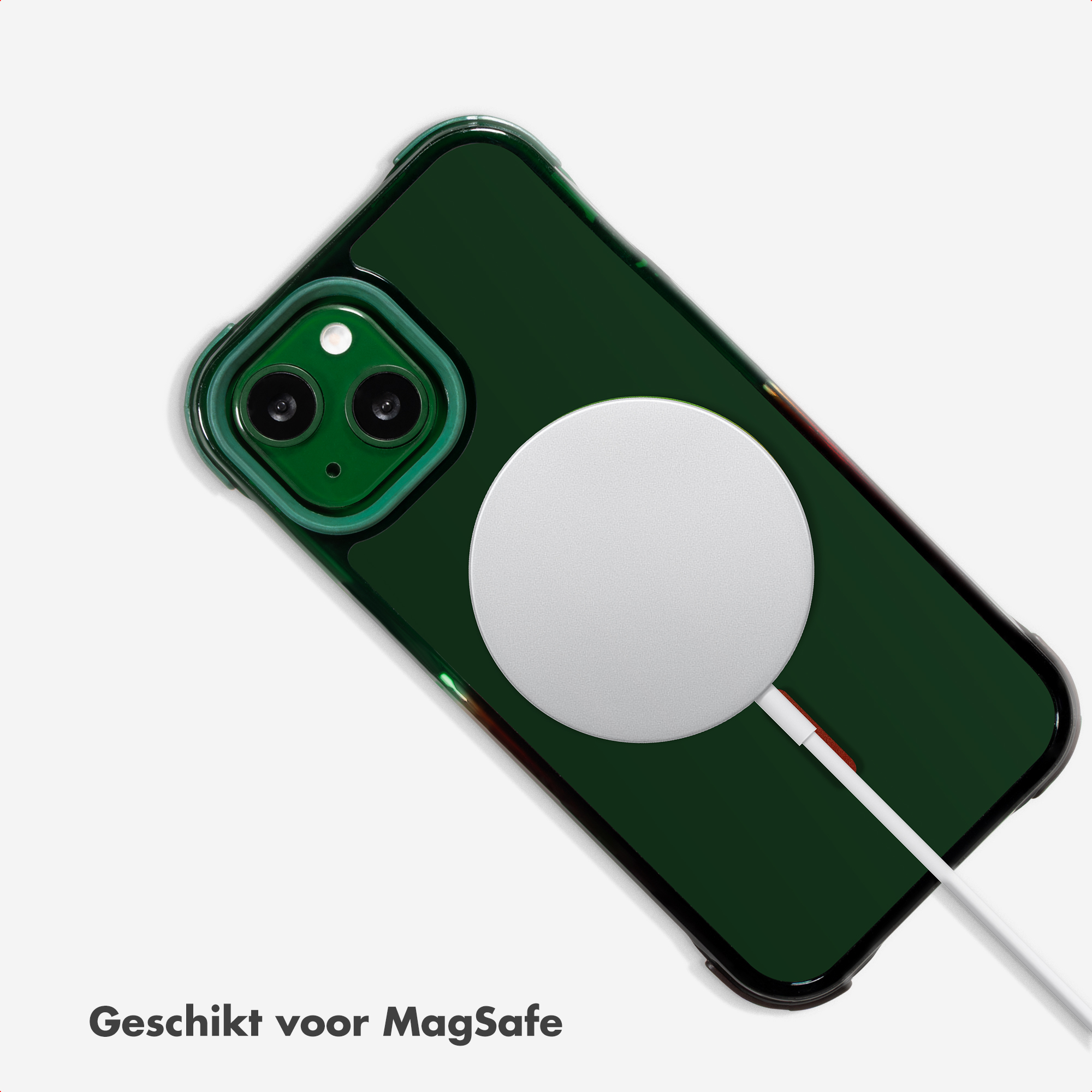 Coque de téléphone vert foncé avec chargeur MagSafe et câble blanc.