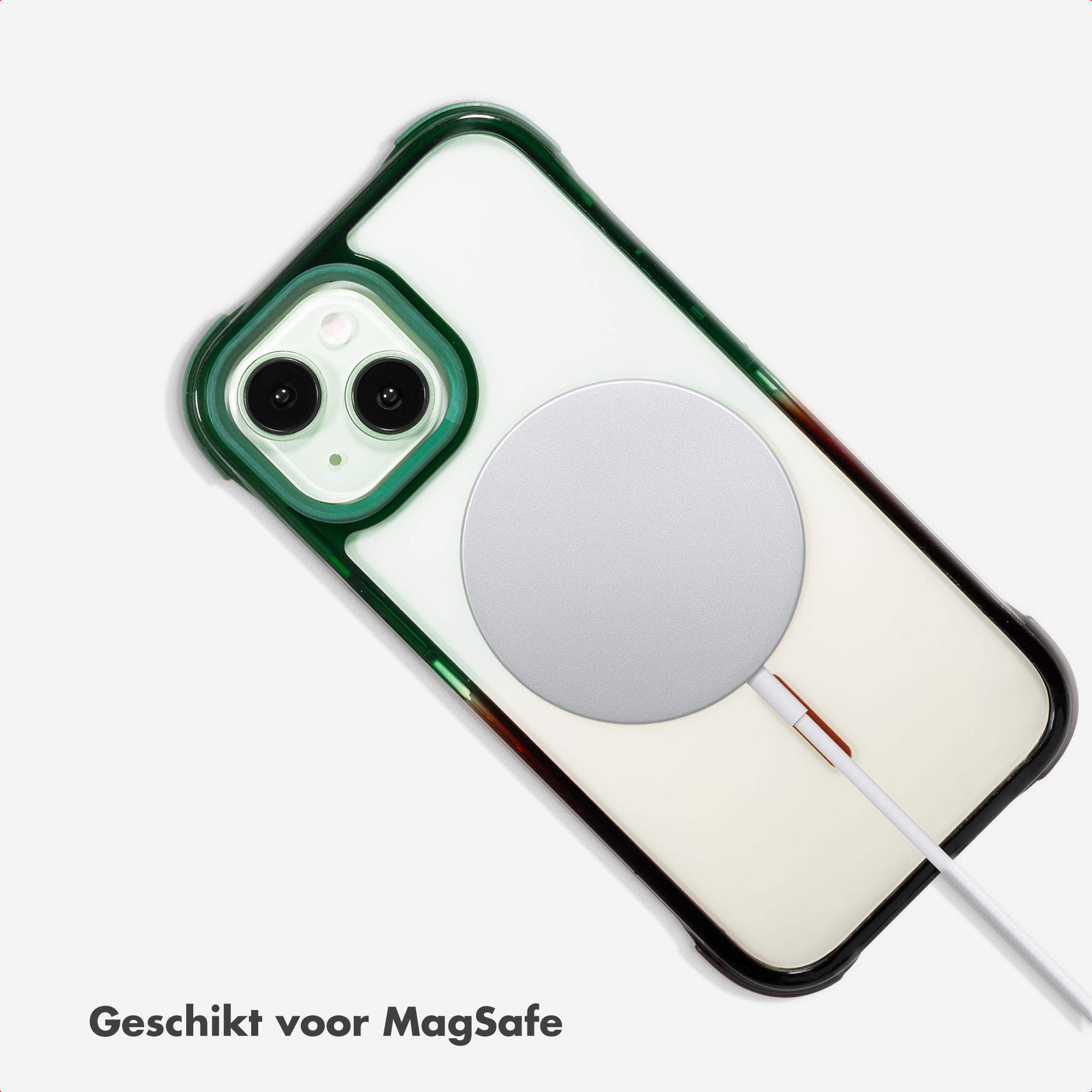 Een groene iPhone case met MagSafe lader op witte achtergrond.