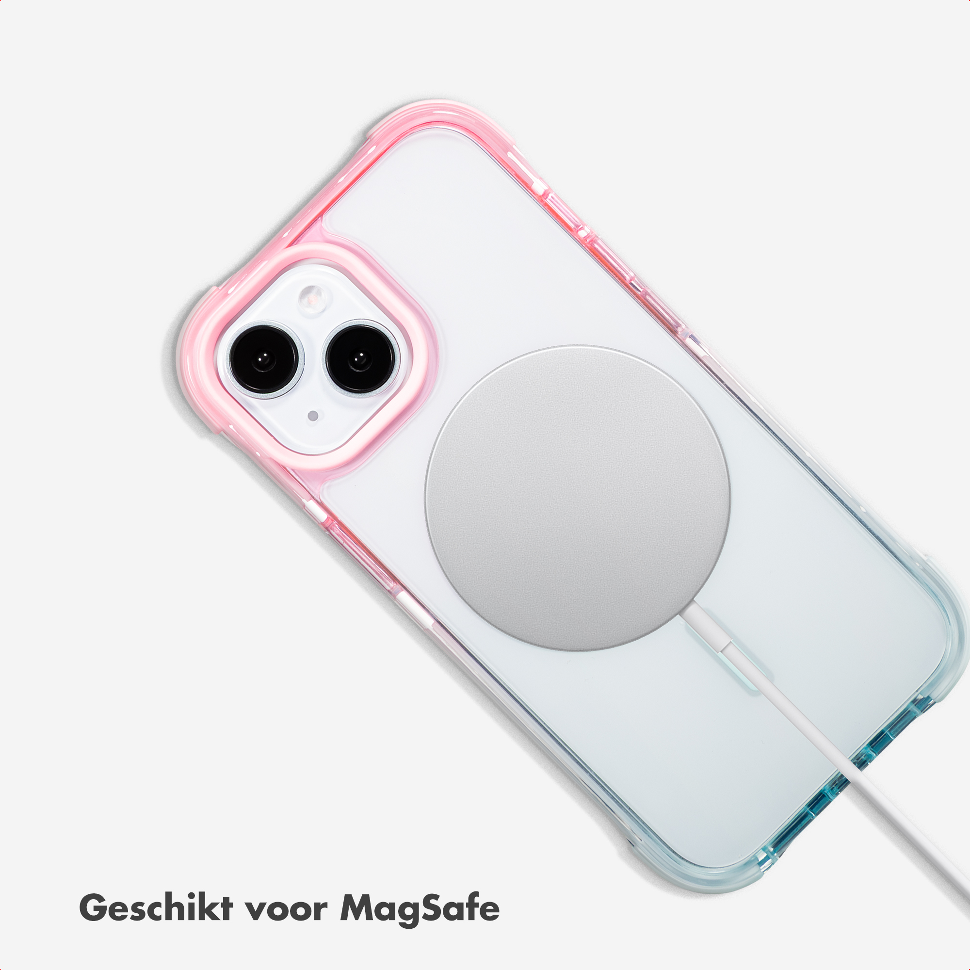 iPhone met MagSafe-oplader en doorzichtige hoes met roze rand.