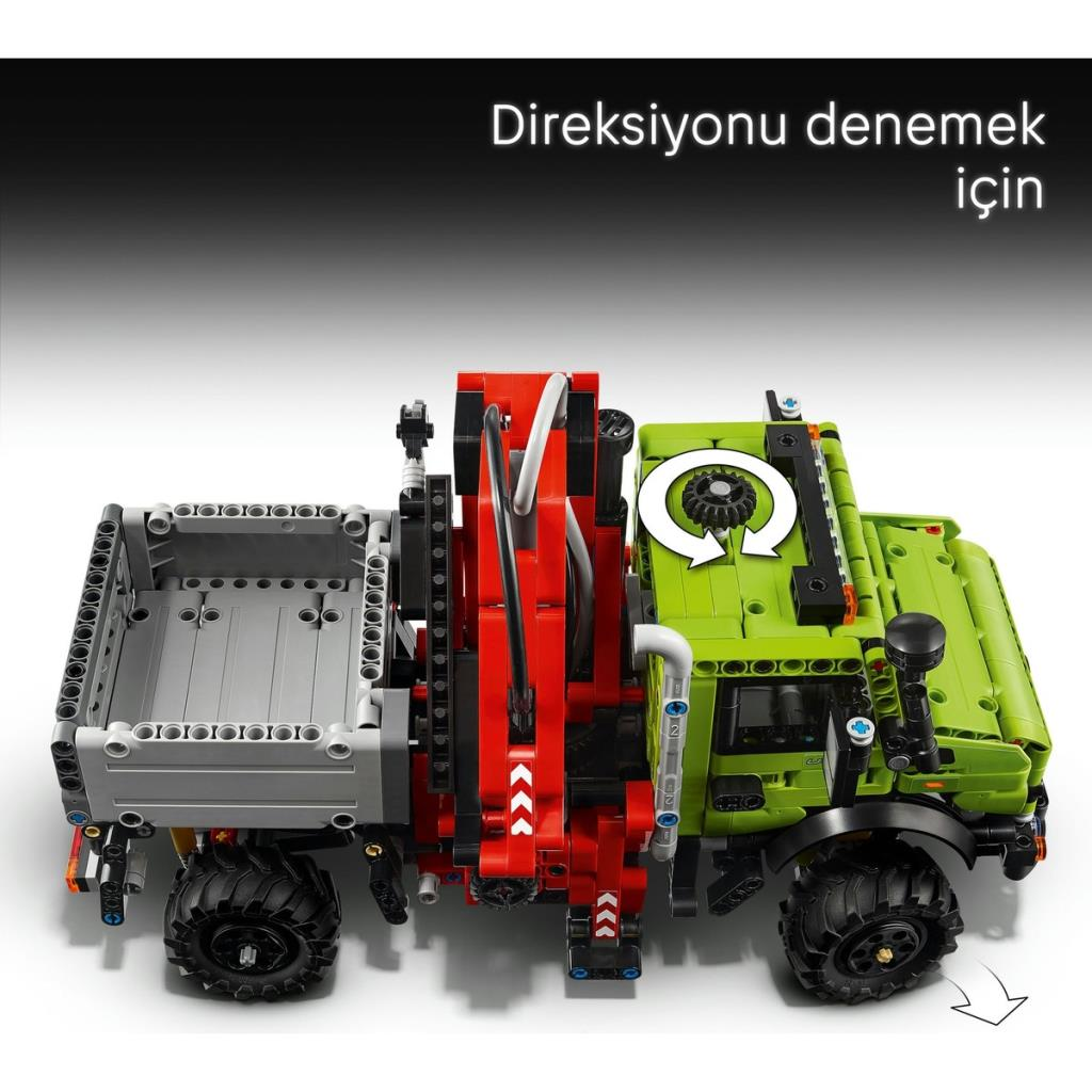Yeşil ve gri renkte, vinçli ve römorklu bir Lego Technic kamyon modeli.