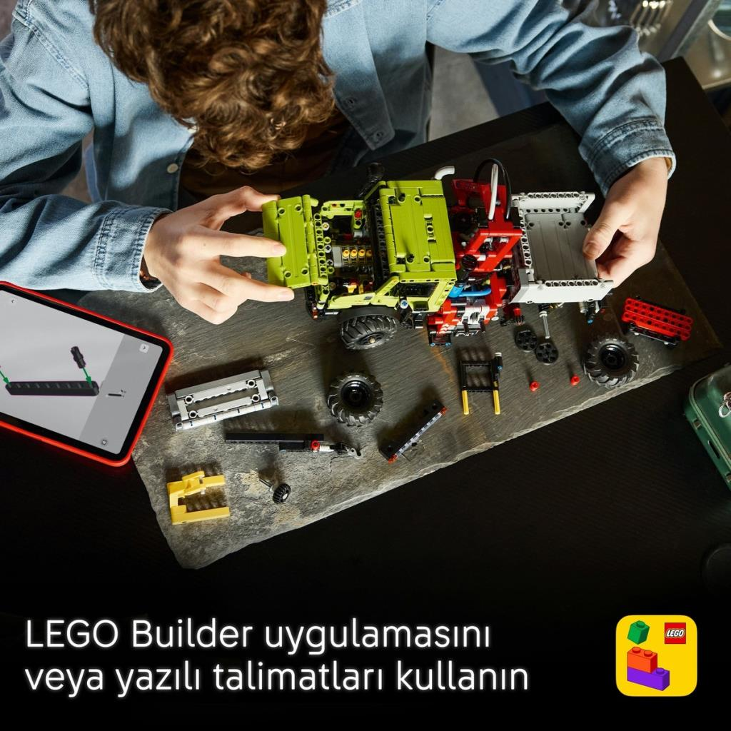 Bir çocuk tablet üzerindeki talimatlarla yeşil ve kırmızı bir LEGO kamyonu inşa ediyor.