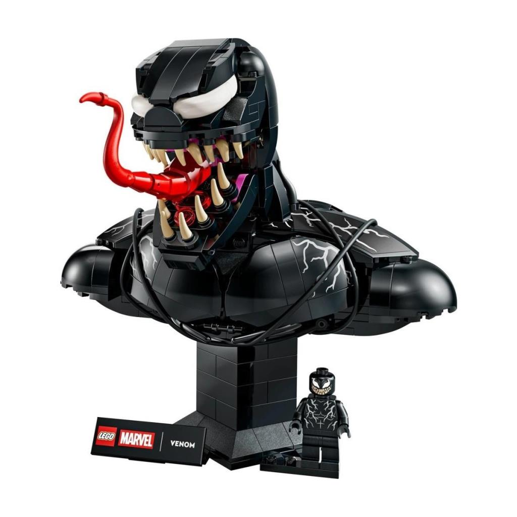 Kırmızı dilli, minifigürlü bir Venom Lego modeli.