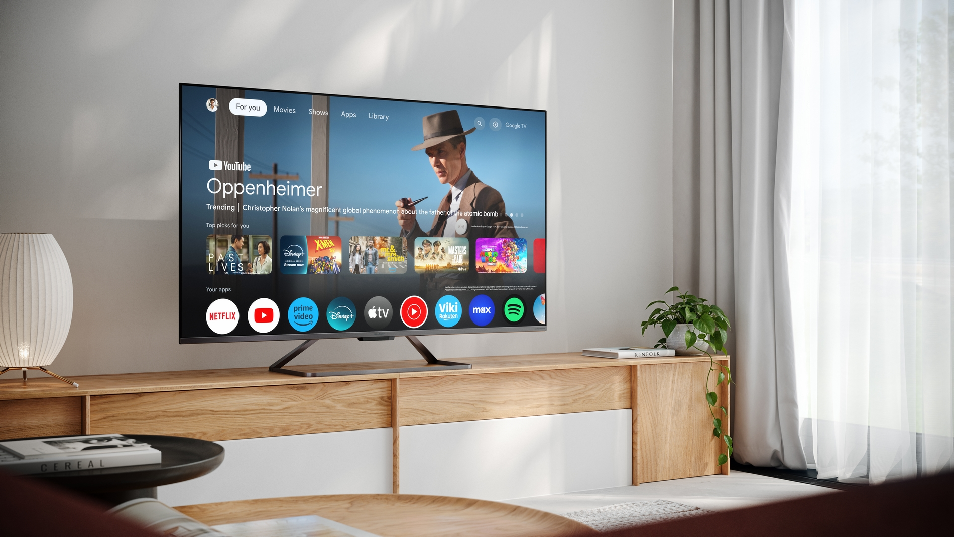 Una TV moderna mostra l'interfaccia Google TV con suggerimenti di film e app.