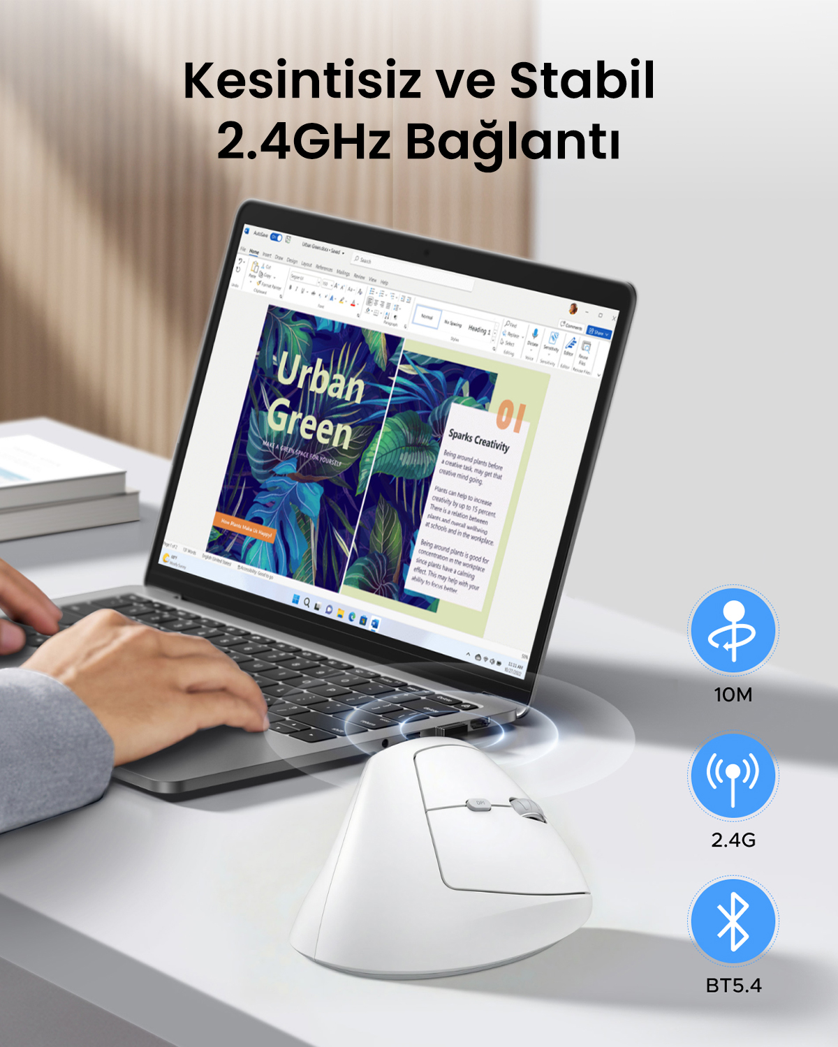 Beyaz dikey fare, şehir yeşili hakkındaki bir makaleyi görüntüleyen bir dizüstü bilgisayarın yanında duruyor.