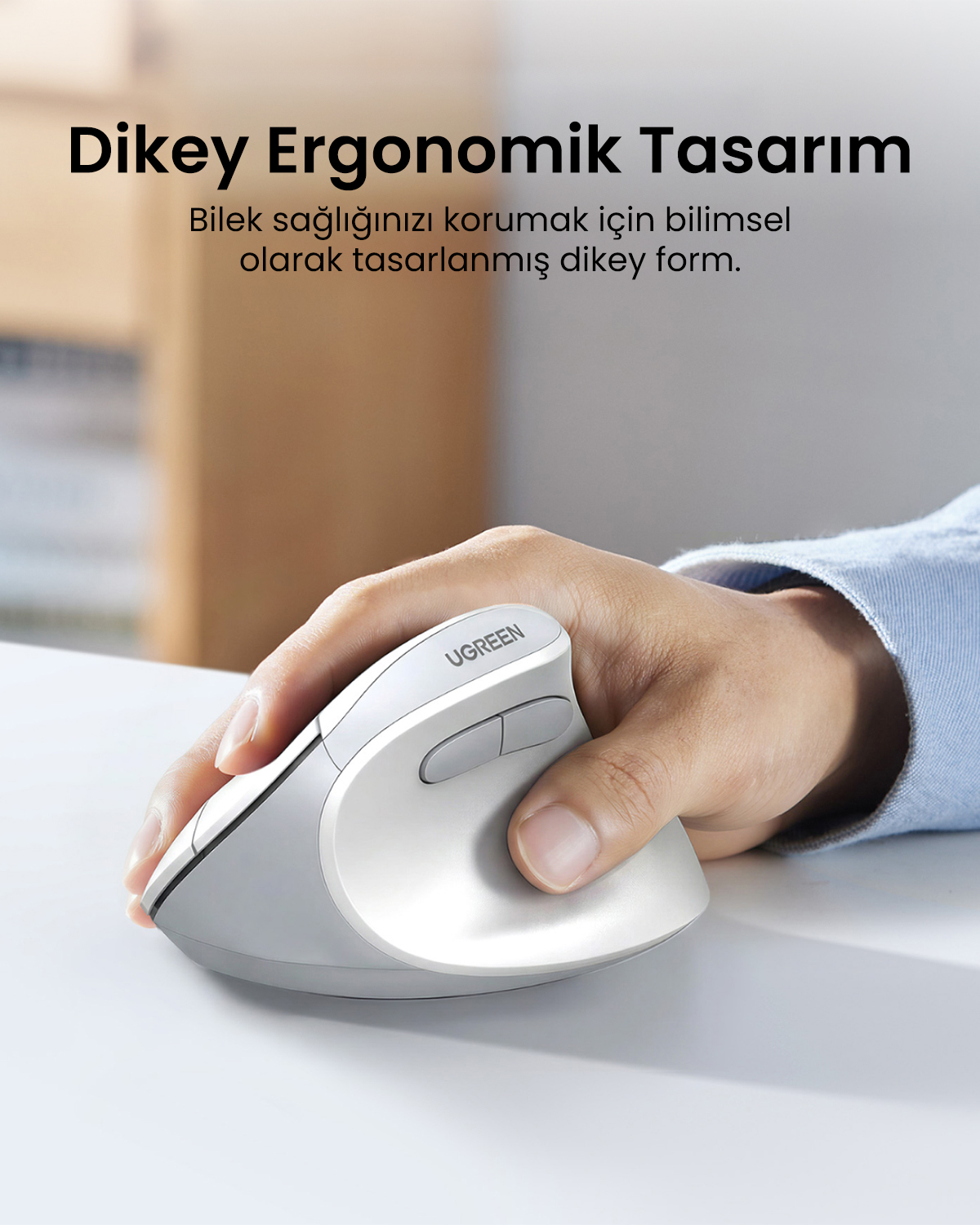 Bir el, masadaki beyaz dikey ergonomik fareyi tutuyor.