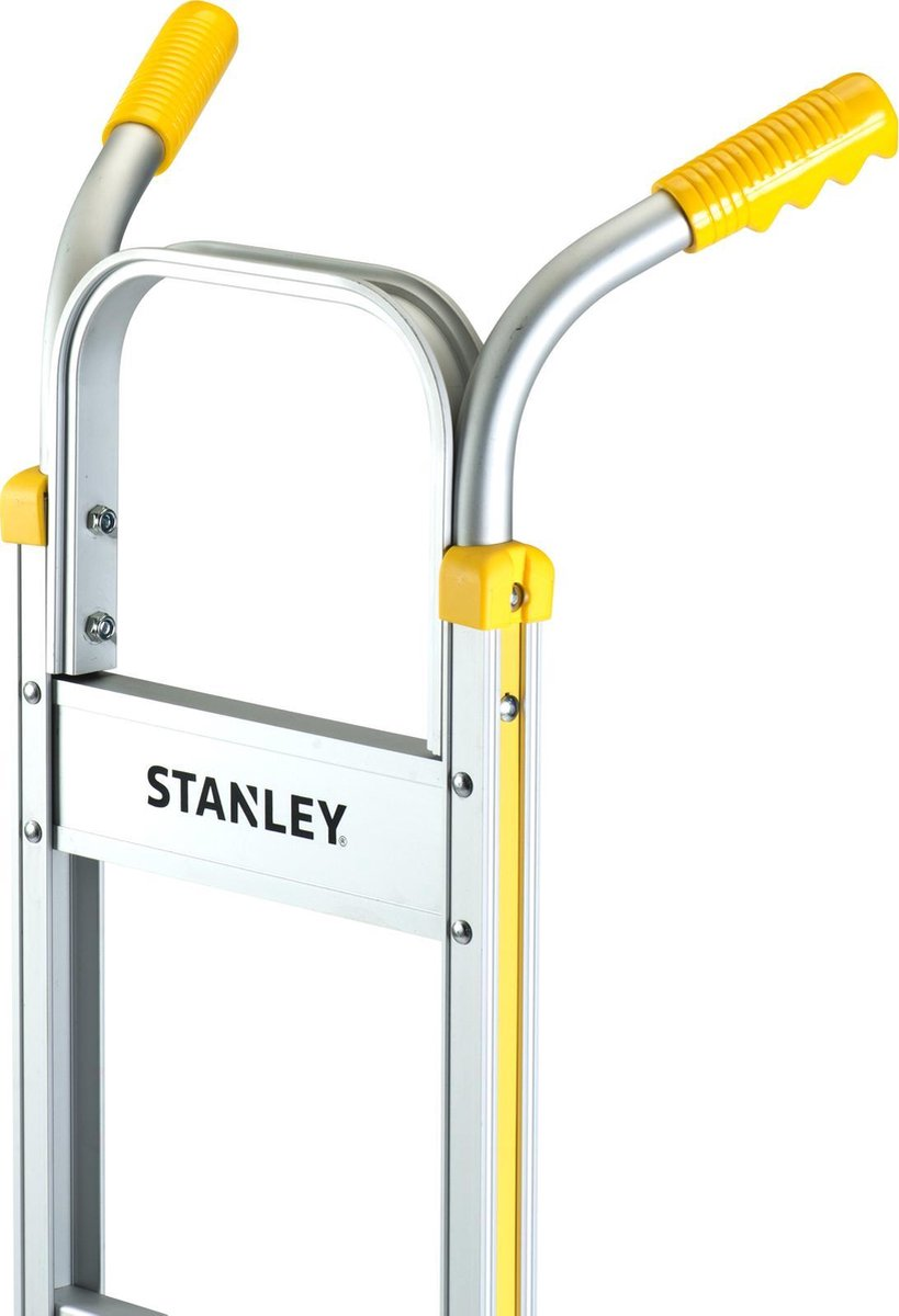 Un carrello manuale argentato con manici e accenti gialli. È visibile il nome del marchio Stanley.