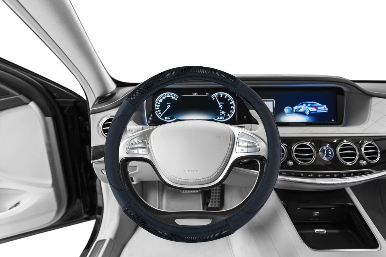 Auto-interieur met stuurwielhoes en dashboard.