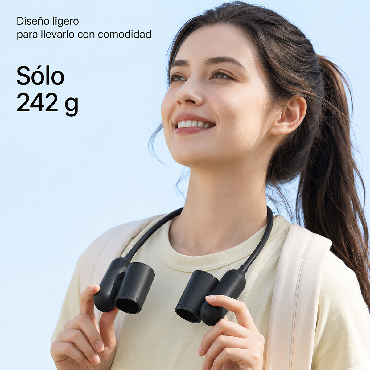 Mujer con ventilador de cuello ligero de 242g, sonriendo hacia arriba.