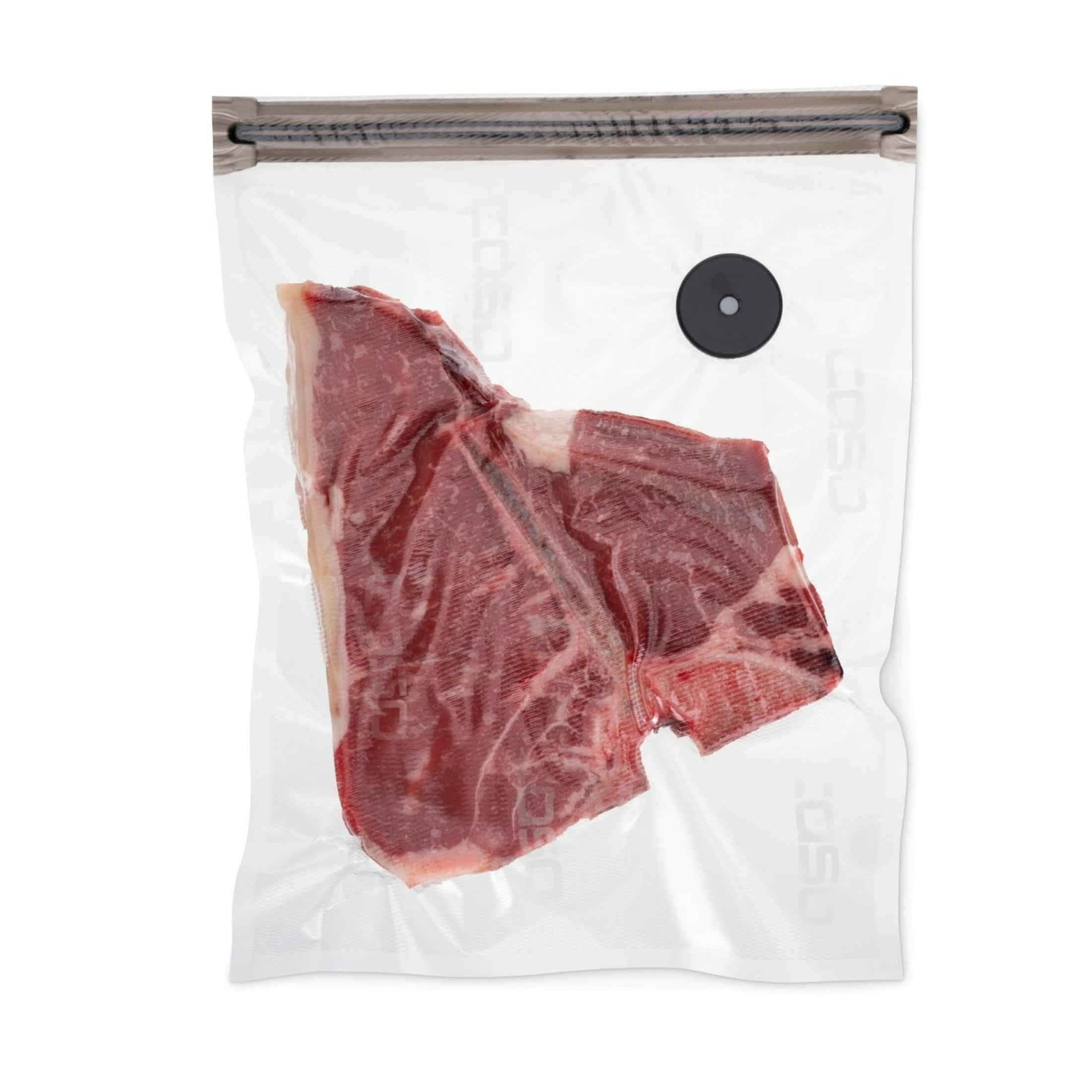 Ein rohes T-Bone-Steak ist in einem Vakuumbeutel eingeschweißt.