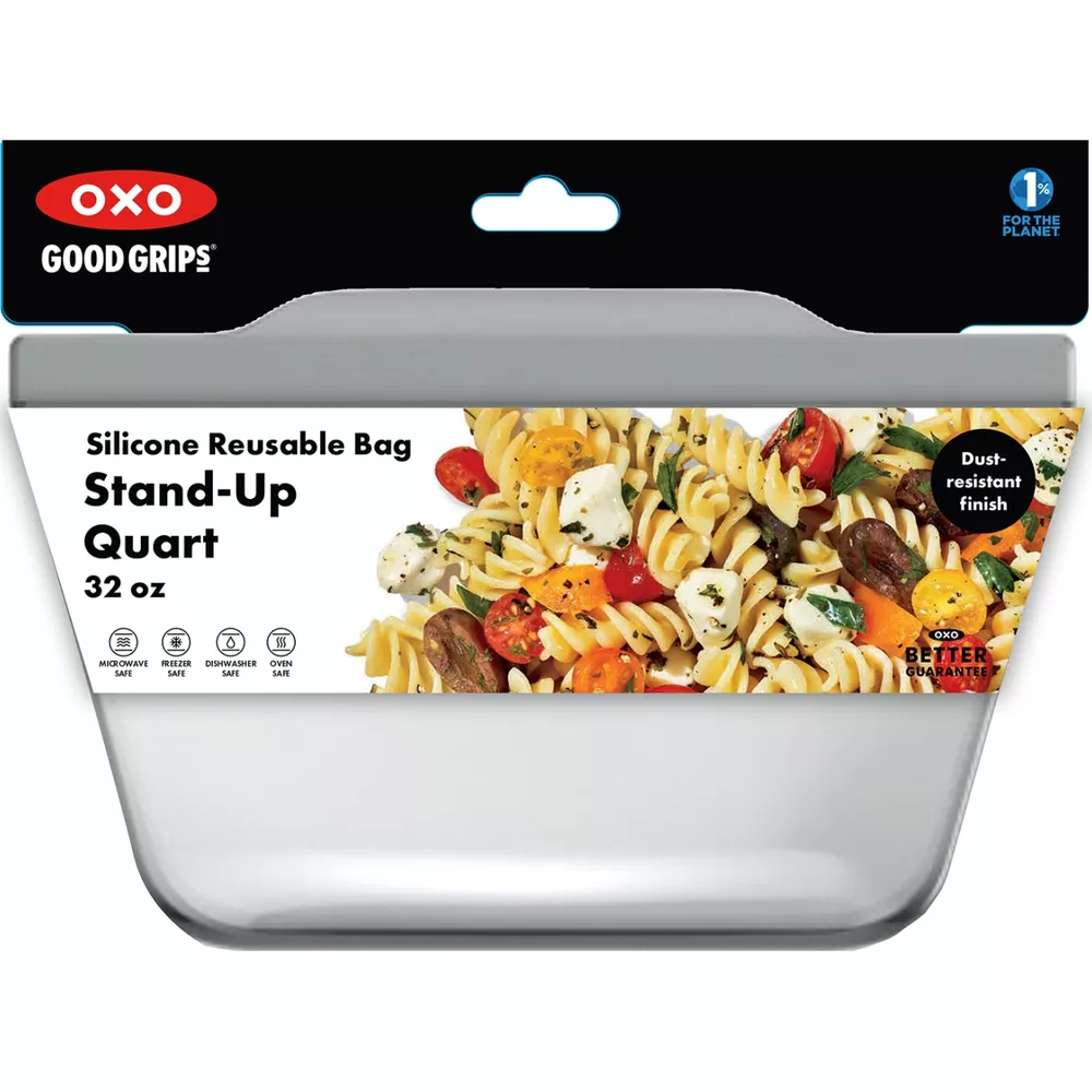 OXO Stand-Up Quart wiederverwendbare Silikontüte mit Nudelsalat.