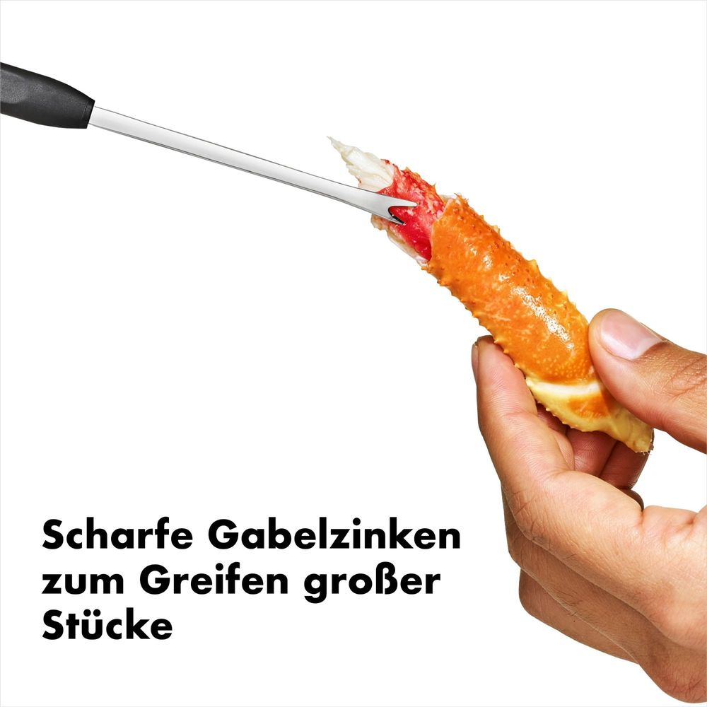 Hand hält Krabbenschere, die von einem Gabelwerkzeug gehalten wird.
