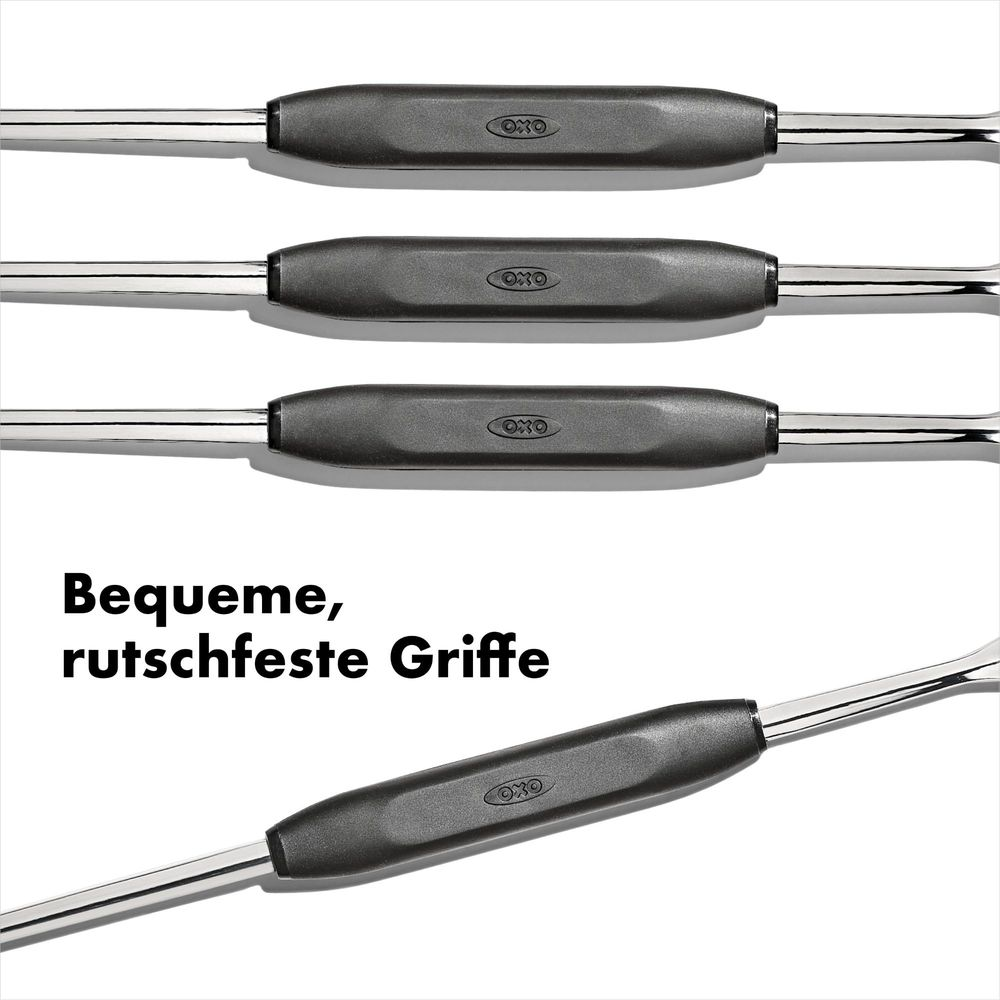 Vier OXO Küchenwerkzeuge mit dunkelgrauen, rutschfesten Griffen und silbernen Metallenden.