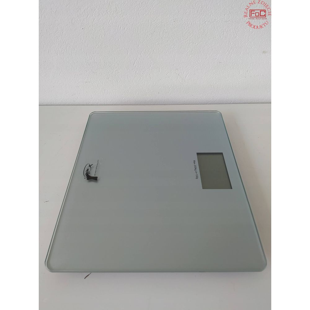 Eine schlanke, rechteckige Personenwaage aus Glas mit einem digitalen Display.