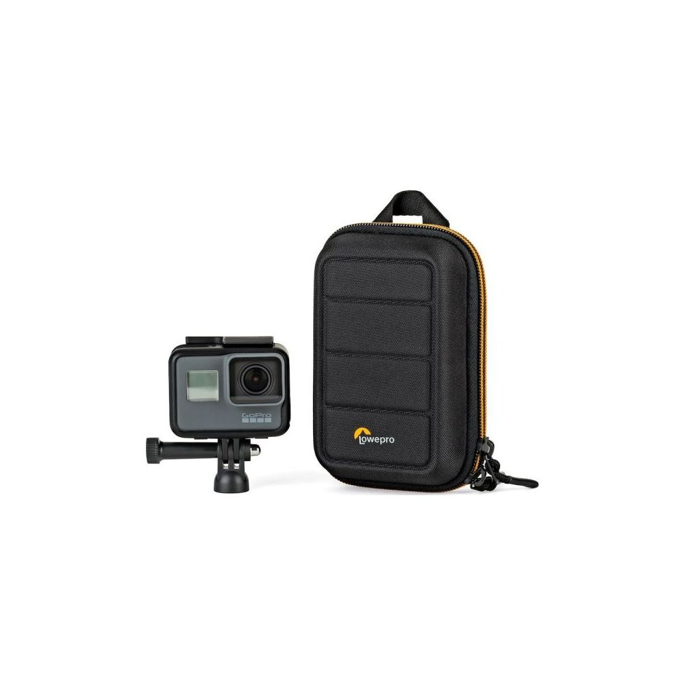 Eine GoPro-Kamera mit Halterung neben einer schwarzen Lowepro-Tasche.