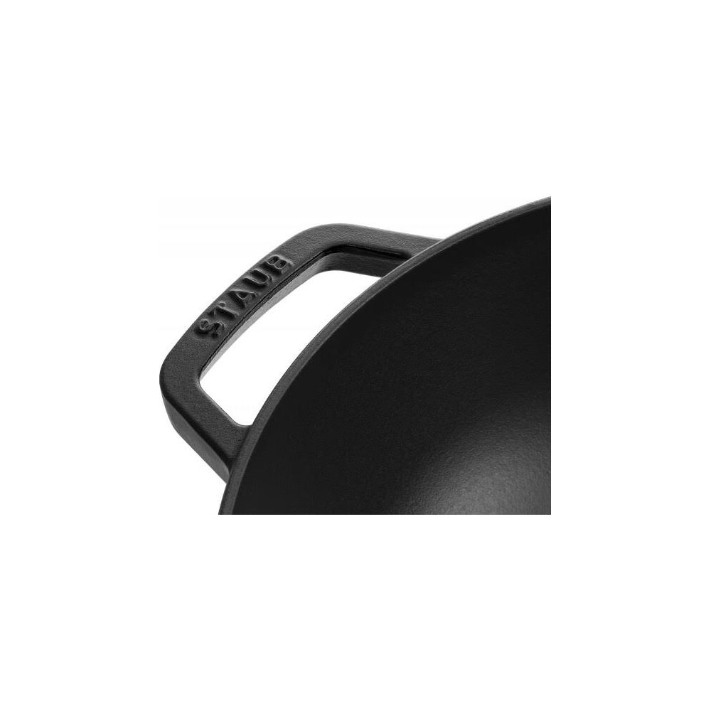 Schwarzer Kochtopfgriff mit dem Markennamen STAUB.