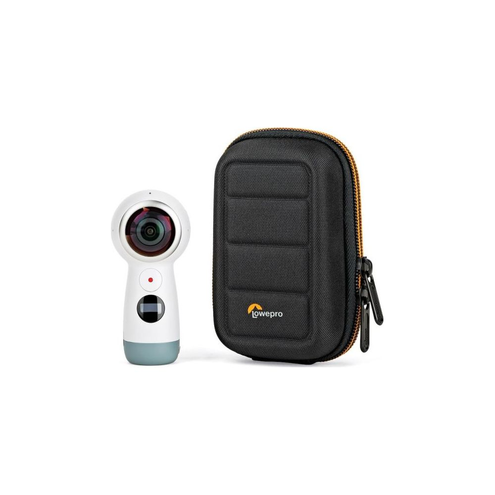 Ein weißer 360-Grad-Kamera neben einer schwarzen Lowepro-Tasche.