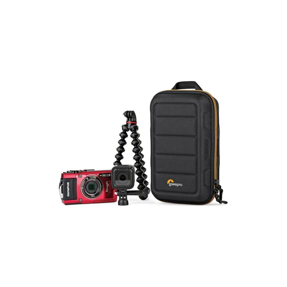Fotocamera Olympus rossa con Gorillapod e custodia Lowepro nera.