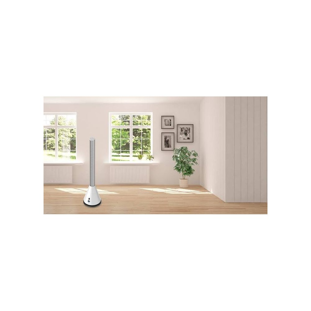 Ein schlanker, weißer Turmventilator steht auf einem Holzboden in einem hellen Raum mit Fenstern.