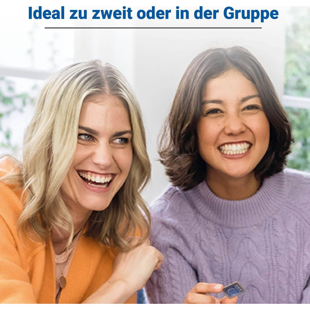 Zwei lachende Frauen, eine mit blondem Haar, die andere mit dunklem Haar.