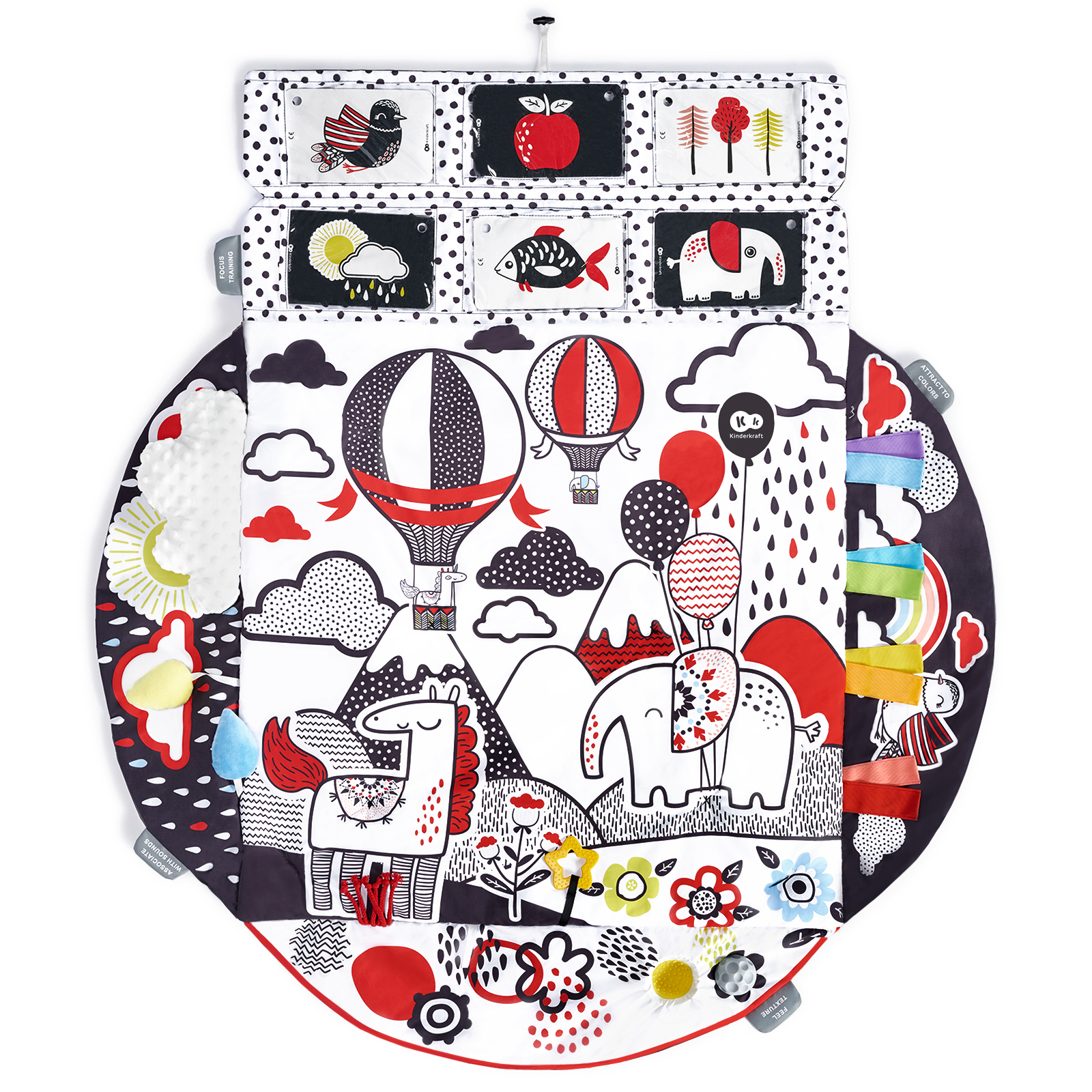 Una alfombra de juegos con diseños en blanco y negro: globos, montañas, animales y nubes.
