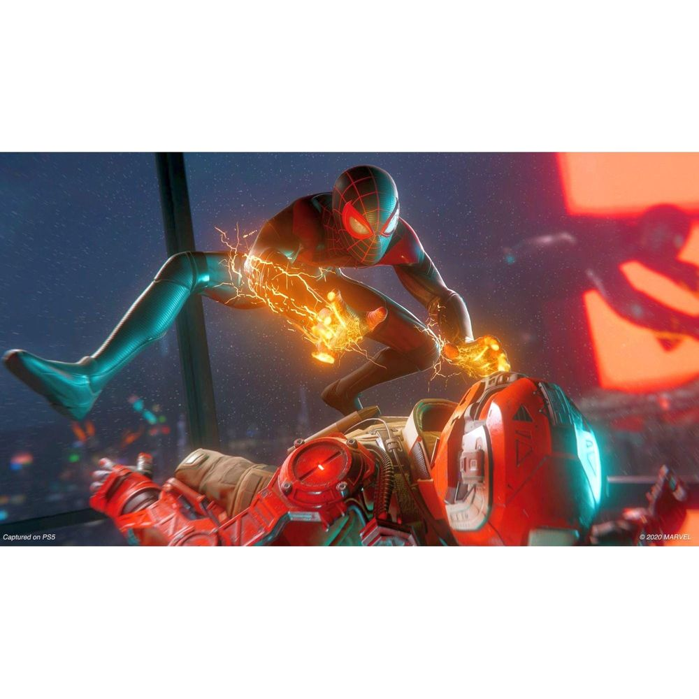 Spider-Man springt met elektrische energie op een rode robot.