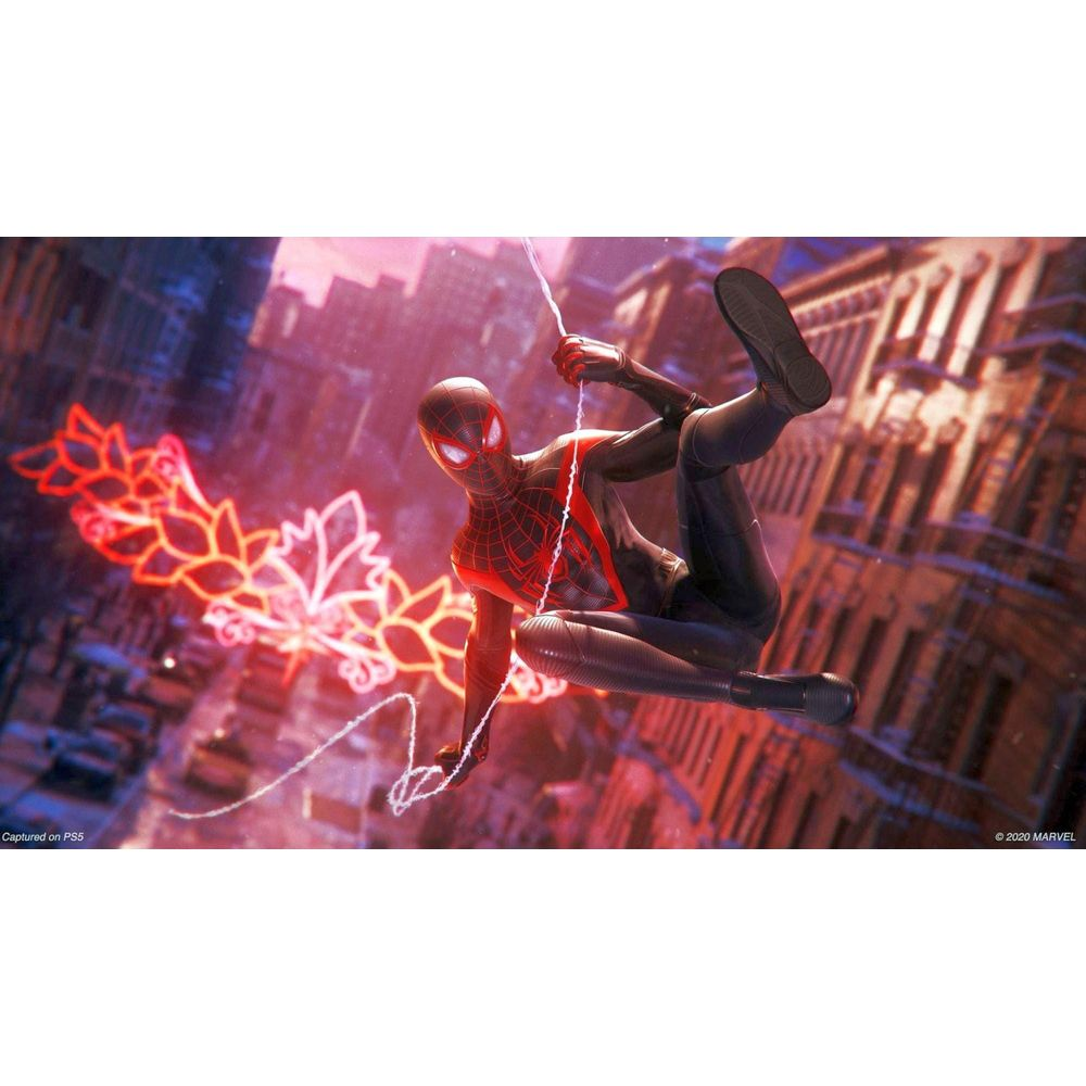 Miles Morales slingert door een stad verlicht door rode lichten.