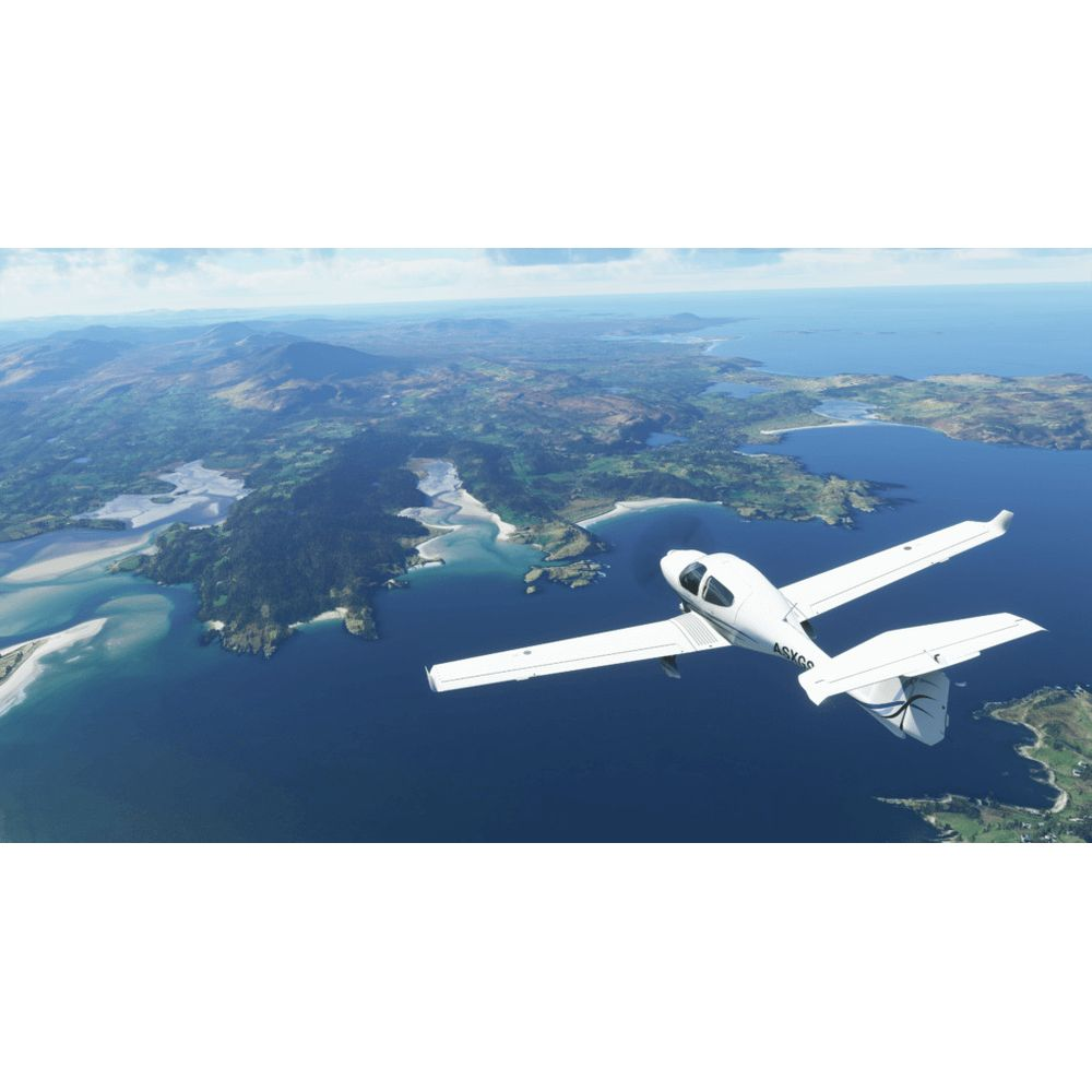 Ein weißes Flugzeug fliegt über einem blauen Ozean und einer grünen Küste mit Inseln.