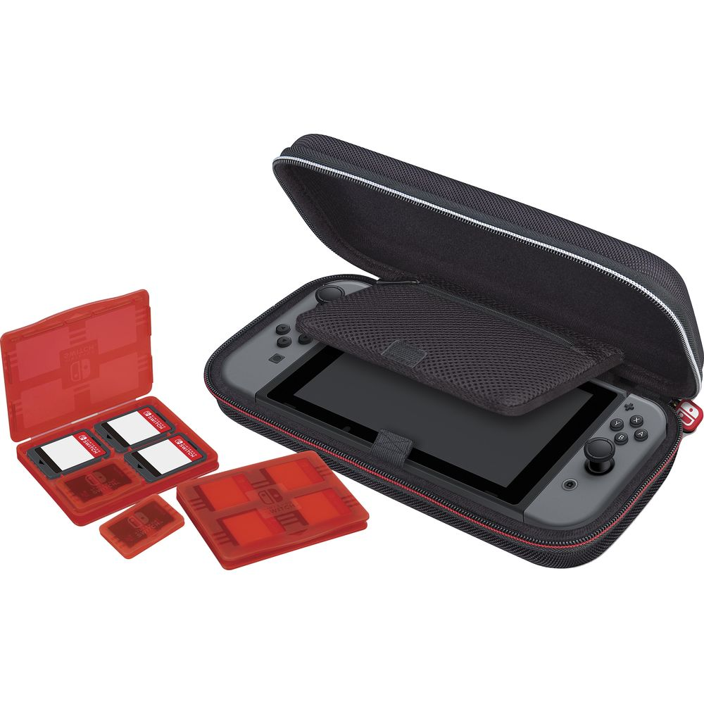 Una console Nintendo Switch in una custodia da viaggio nera, con porta schede di gioco rosse.
