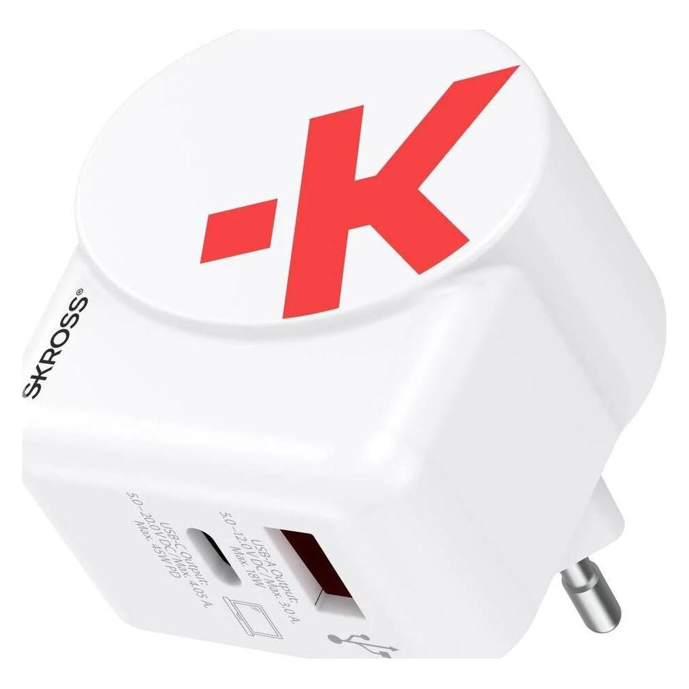 Adattatore di corrente SKROSS bianco con logo rosso -K-. Porte USB-C e USB-A.