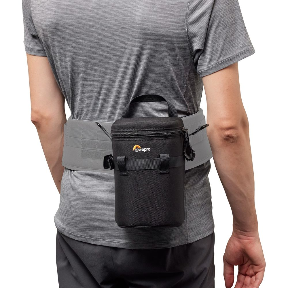 Ein Mann trägt eine graue Weste und eine schwarze Tasche an seinem Gürtel.
