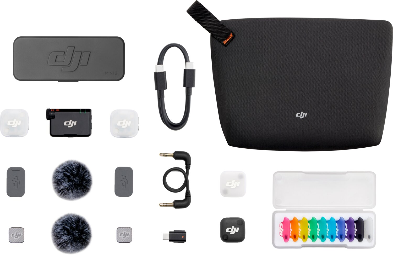 DJI Mini 2 aksesuarları: kılıf, verici, mikrofon rüzgarlıkları, kablolar ve renkli klipsler.